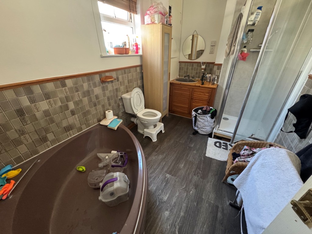 Lot: 193 - COMMERCIAL AND RESIDENTIAL INVESTMENT - Flat - Bedroom 3